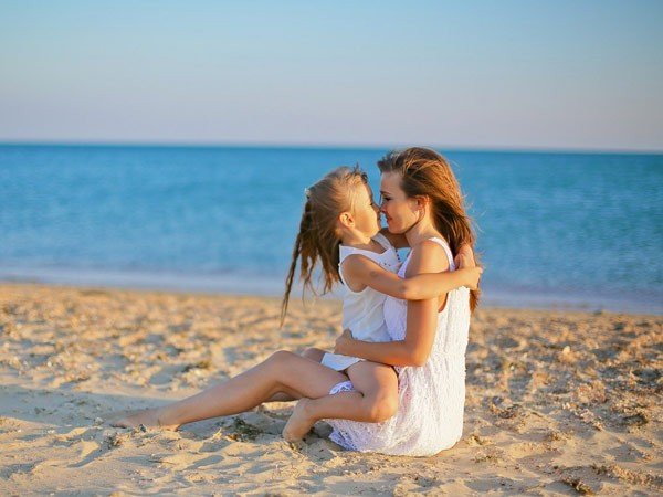 Мама с дочками на берегу моря