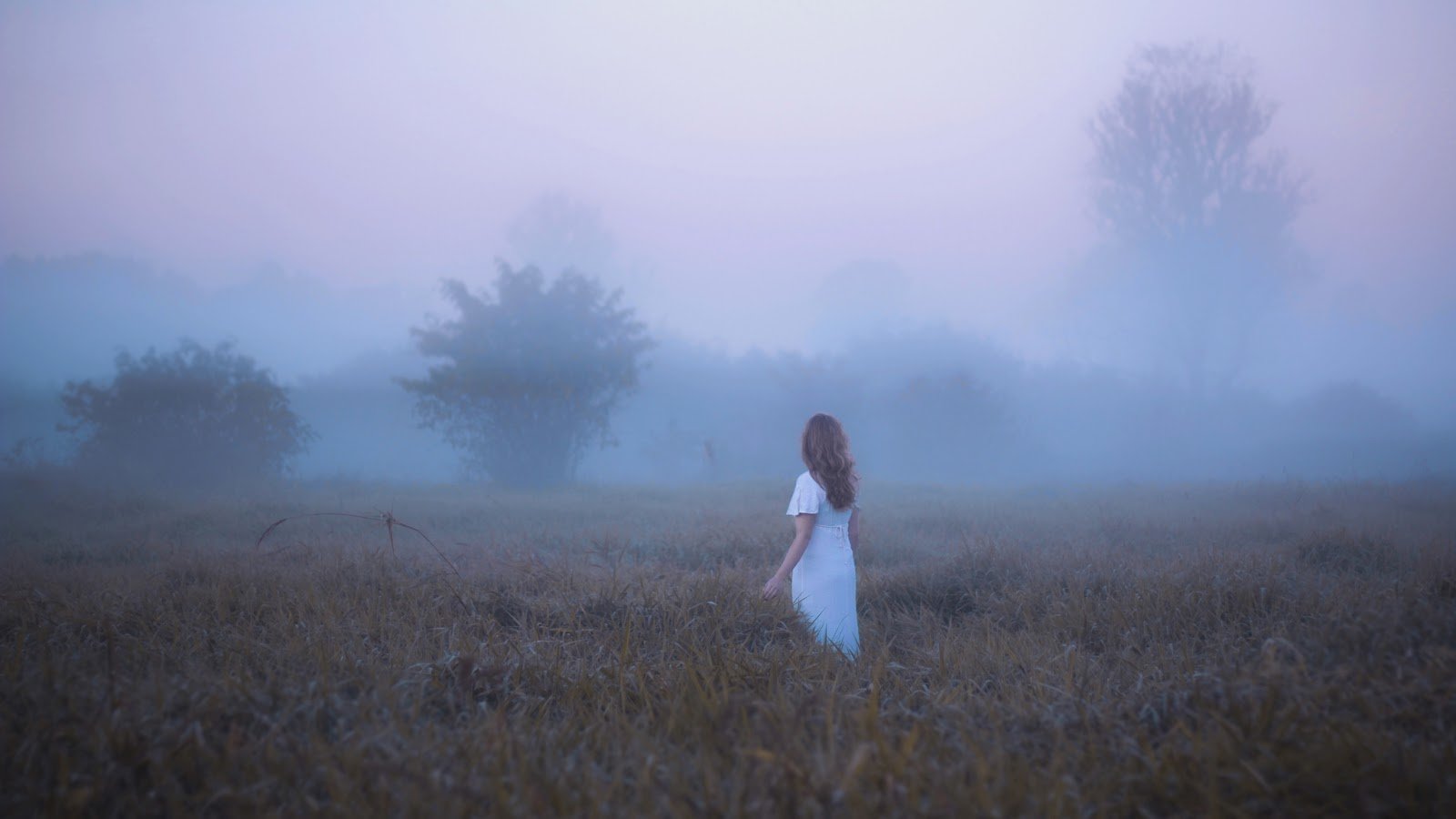 Май лов где то там вдалеке. Девушка в тумане. Человек в тумане. Силуэт в тумане. Одинокая девушка в тумане.