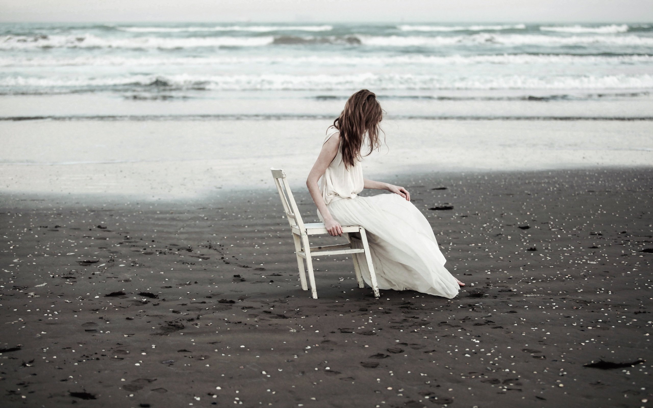 Фото Девушка сидит спиной море, более 99 качественных бесплатных стоковых фото