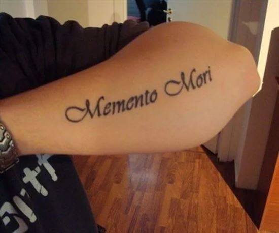 МЕМЕНТО Мори тату на руке