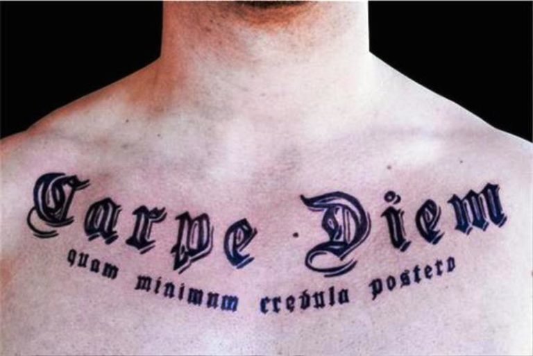 16 дем. Carpe Diem Татуировка. Татуировки с надписью Carpe Diem. Тату Помни о смерти. Моменто море надпись на латыни.