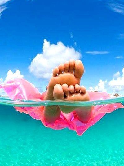 Девушка в шляпе на пляже