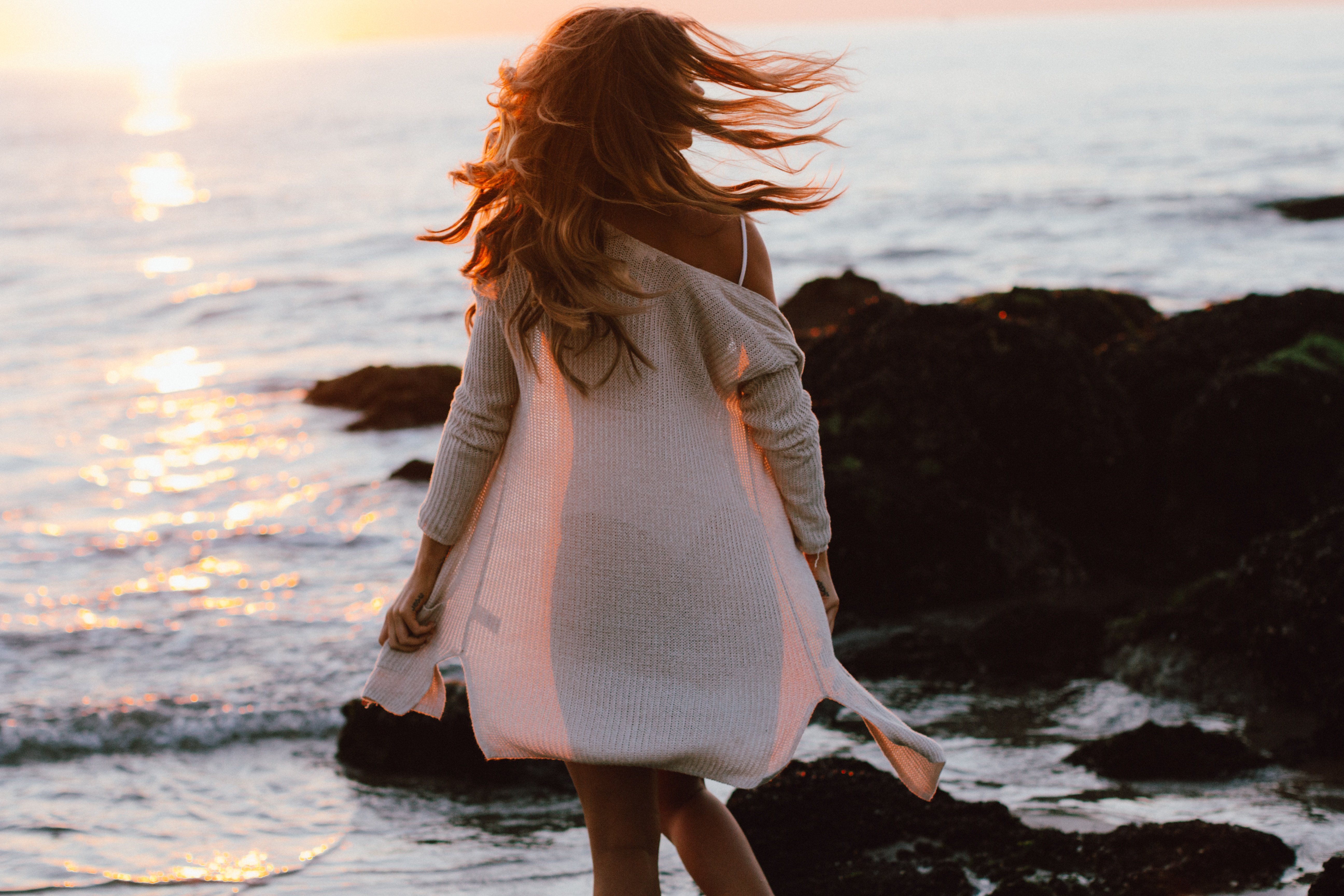 Руссо в белом платье. Девушка-море. Девушка в платье у моря со спины. Красивая женщина со спины.