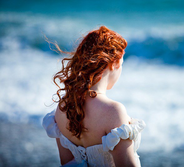 Девочка на море рисунок