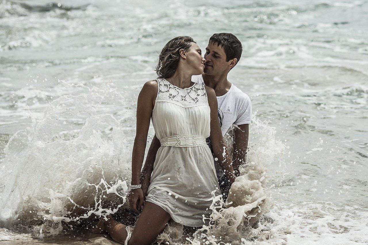 Влюбился сбегаю. Влюбленные на море. Влюбленные на берегу моря. Влюбленные на берегу моря в белом. Пара на море.