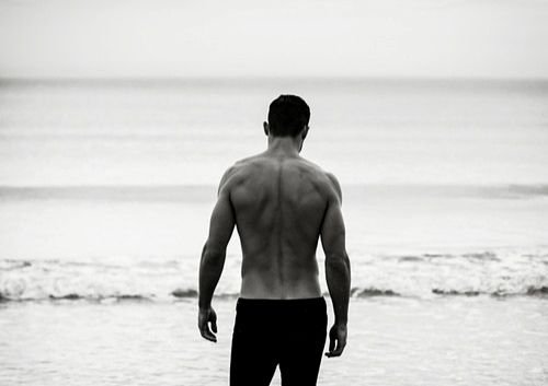 Парень на берегу моря