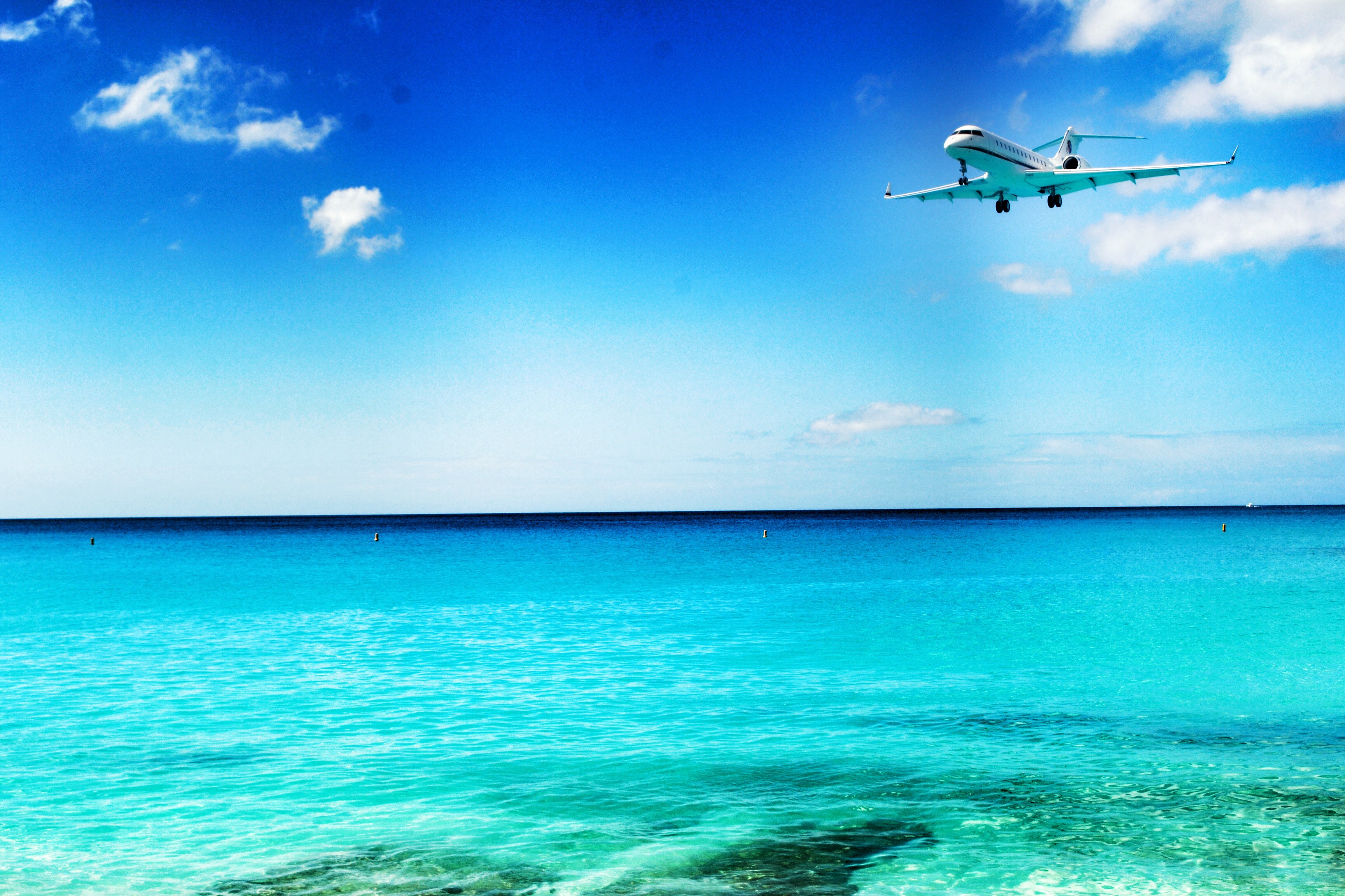 На самолете на море россия. Самолет над морем. Самолет над пляжем. Самолет пляж над морем. Самолет над океаном.
