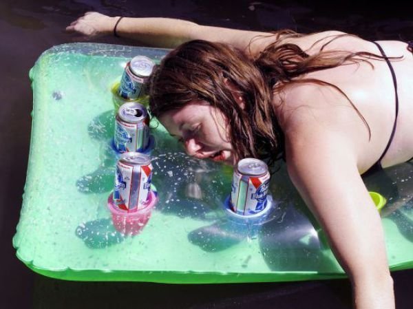 На пляже девушки пьяные