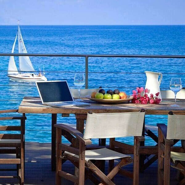 Рабочее место с видом на море