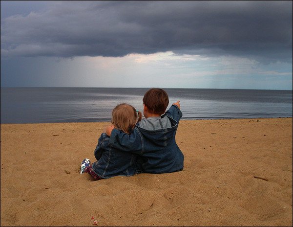 Дети на берегу моря