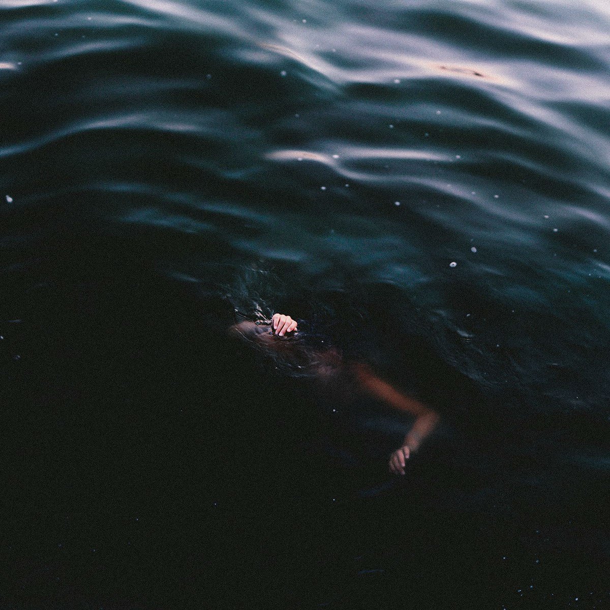 Страх утонуть. Девушка тонет. Тонущий человек. Девушка тонет в море. Человек тонет в воде.