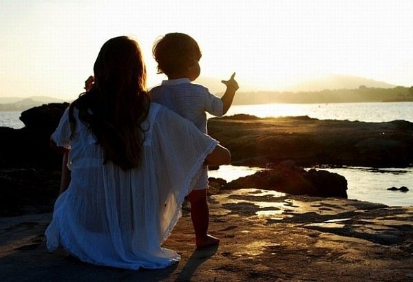 Девочка на берегу