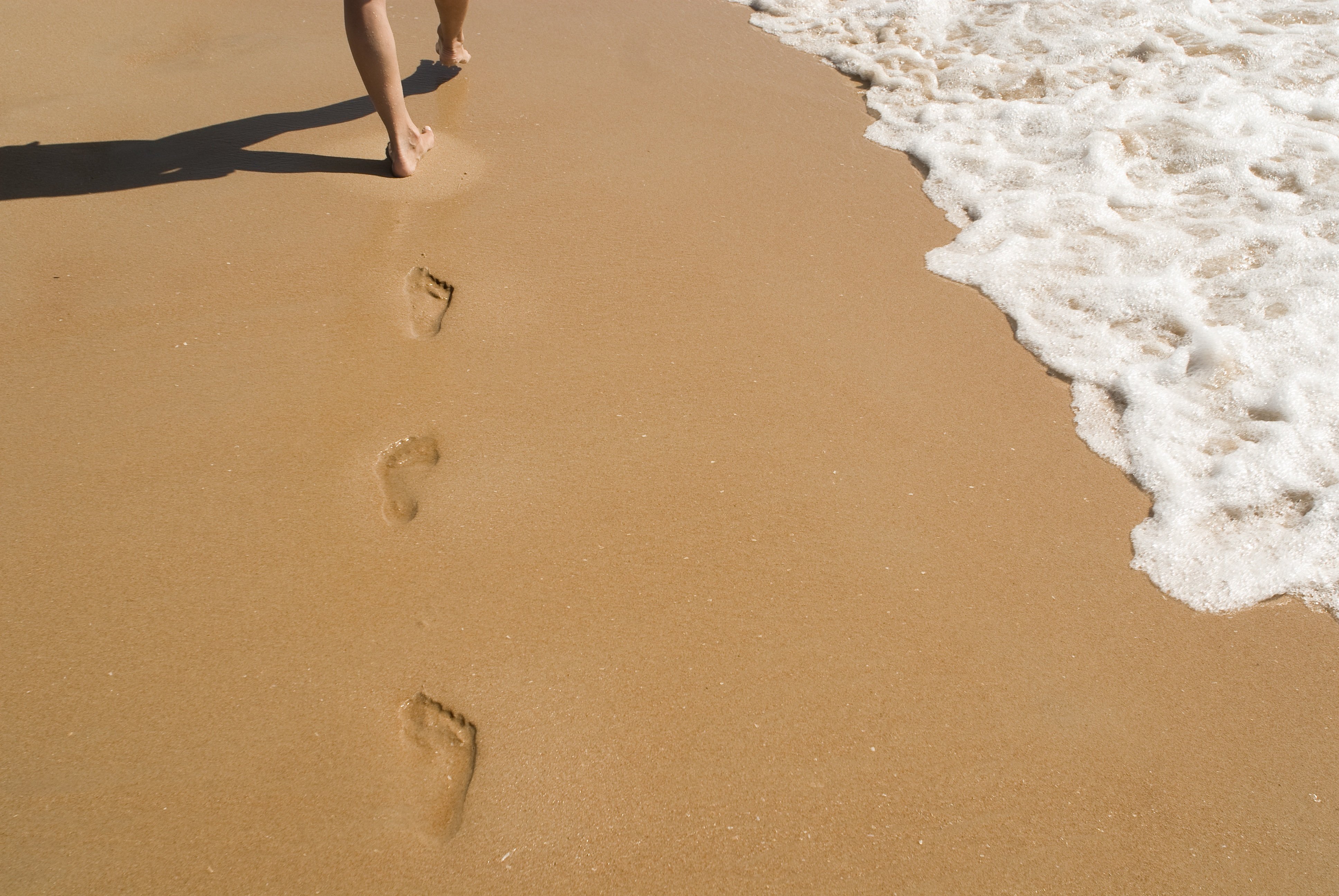 Бегу по следам песня. Следы на песке. Следы человека на песке. Пляж песок. След стопы на песке.