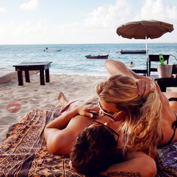 Девушка блондинка с парнем на море