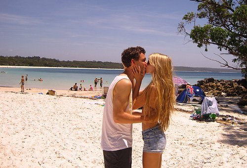 Пара обнимается на море