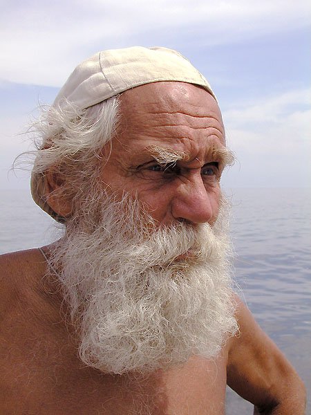 Пожилой мужчина на пляже