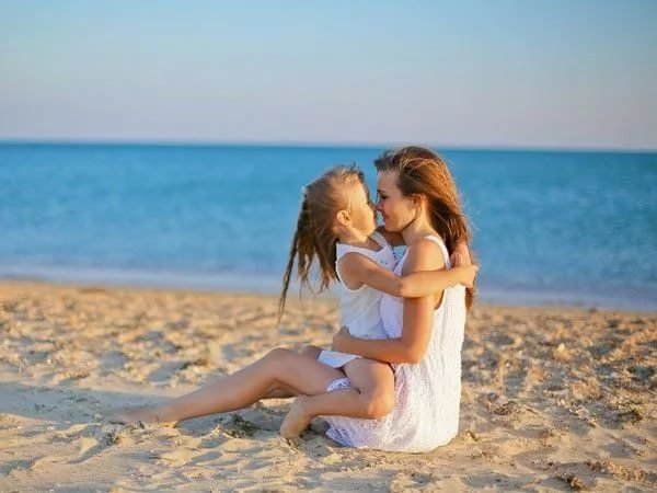 Мама и дочка на море со спины