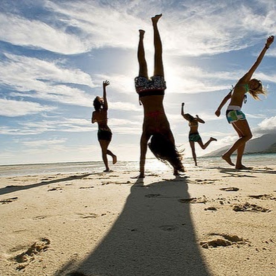 Crazy summer dance. Люди на пляже. Танцы на пляже. Лето пляж люди. Танцы у моря.
