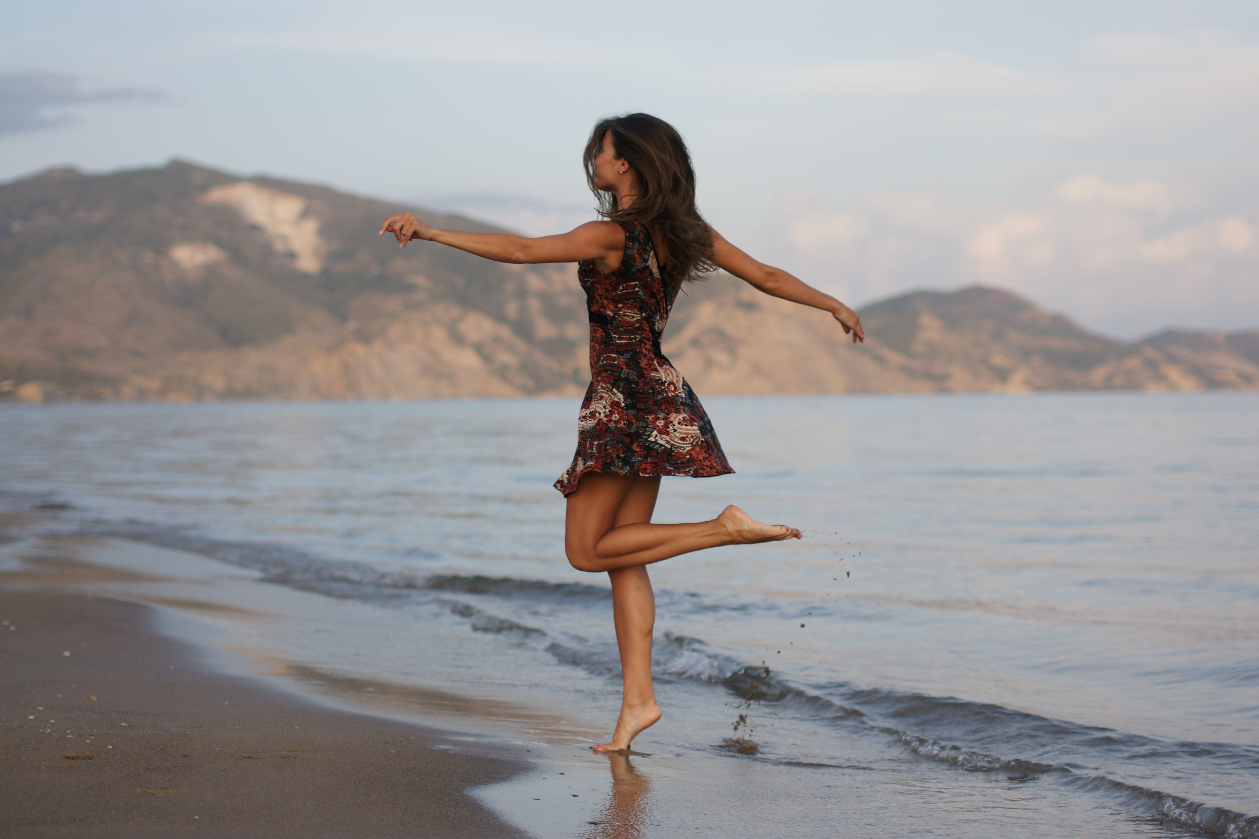 Танец на цыпочках. Девушка-море. Девушка бежит в платье. Красивые девушки на море. Фотосессия на пляже в платье.