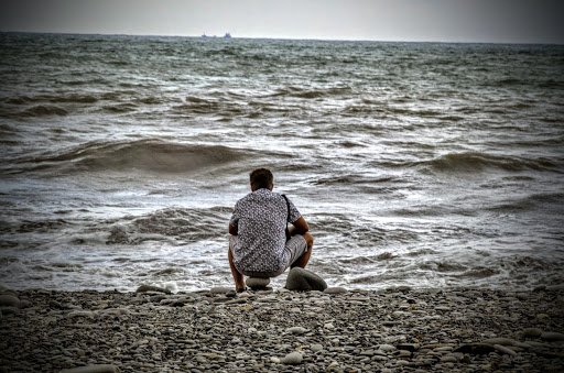 Парень на море