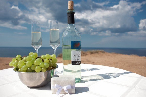 Натюрморт с бокалом и виноградом