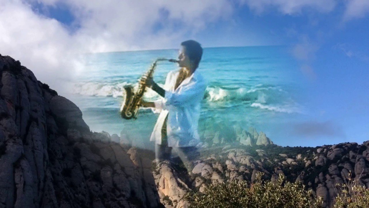 Саксофон для души и дудук. Саксофонист на берегу моря. Девушка саксофон море. Саксофонист на закате. Саксофонист на побережье моря.