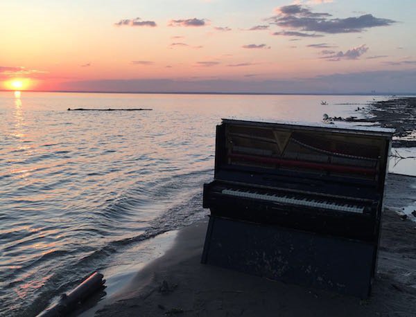 Рояль и море