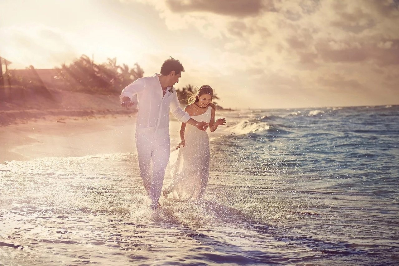 Счастливо идти по жизни. Влюбленные на берегу моря. Мужчина и женщина на море. Море любви. Пара на берегу моря.