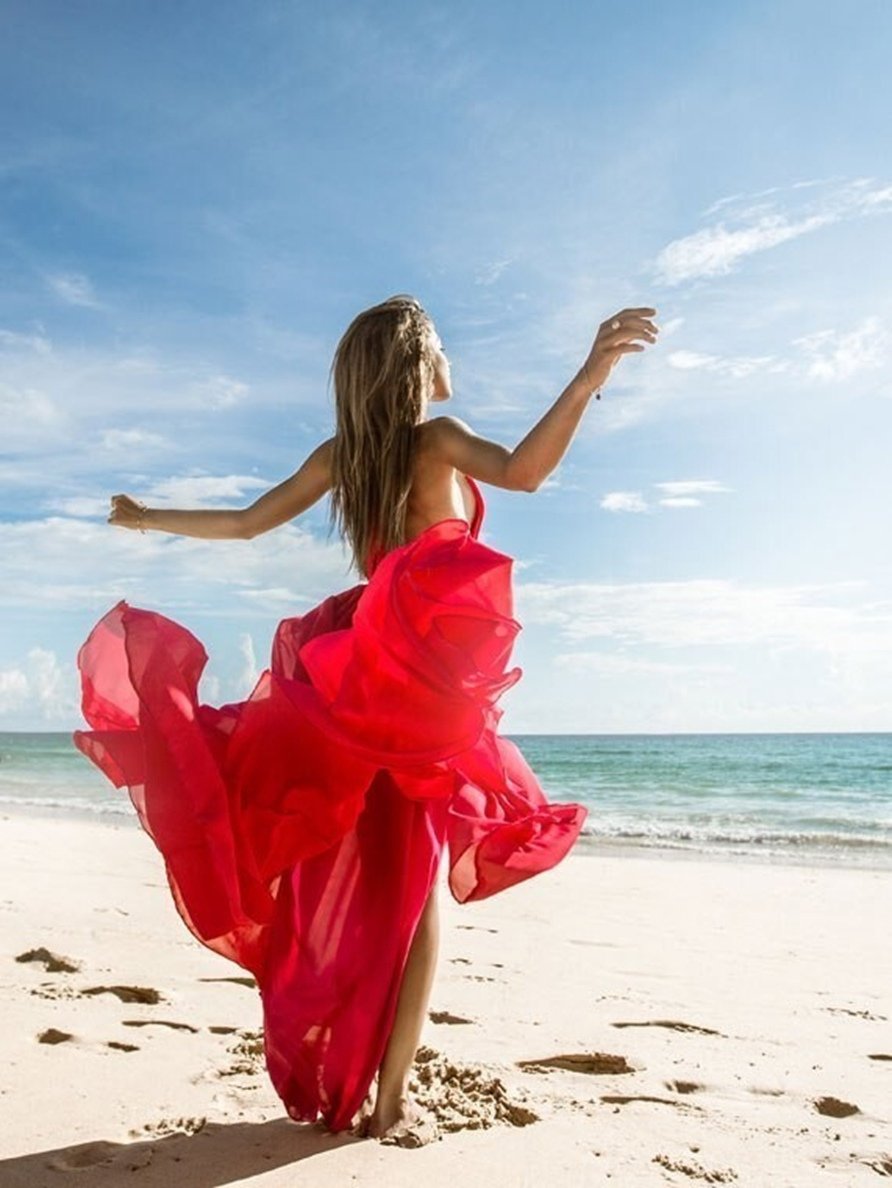 Девушка в платье на берегу моря