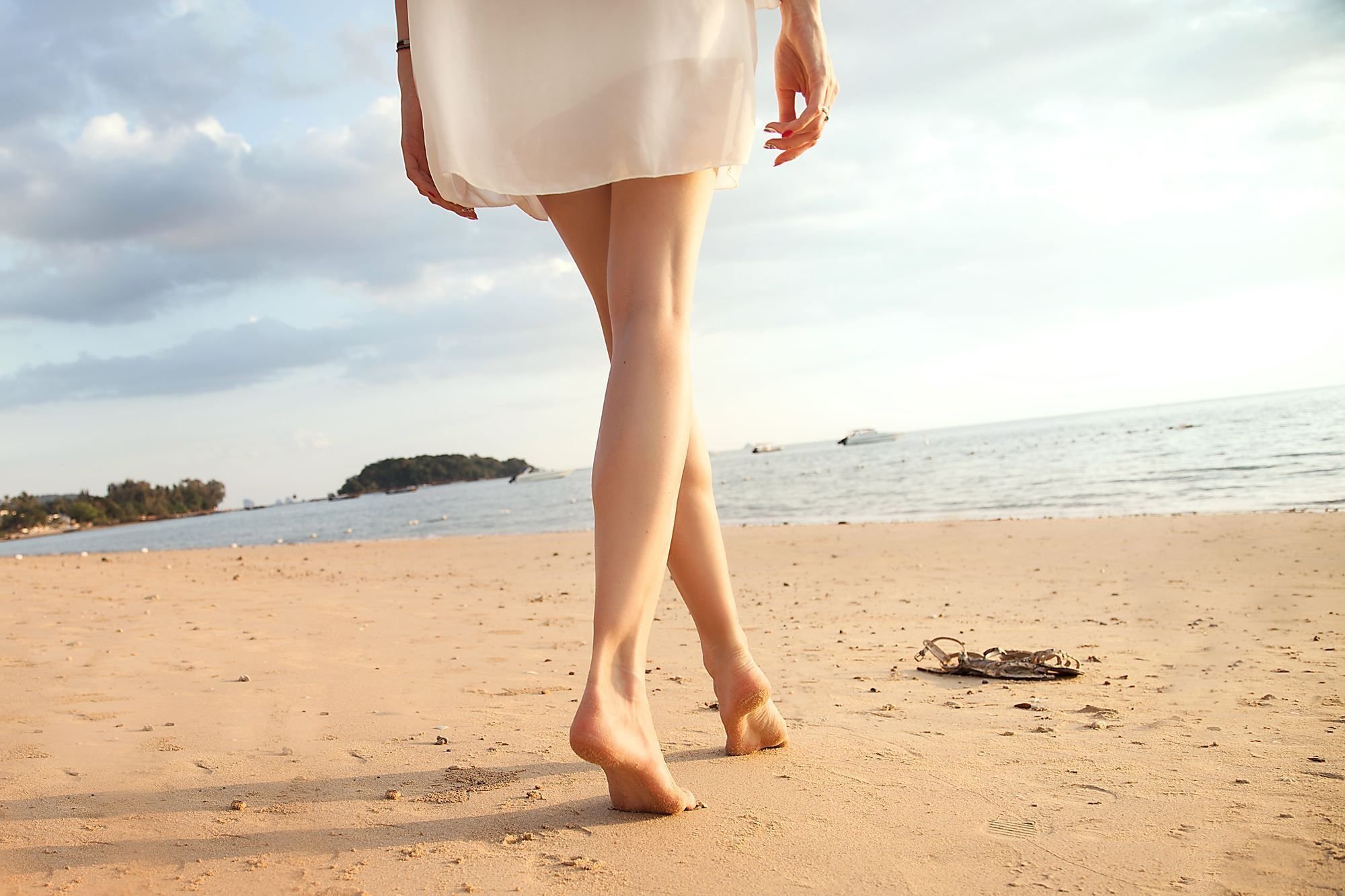 Красивые ноги. Ноги девушки. Ноги на пляже. Ноги в море.