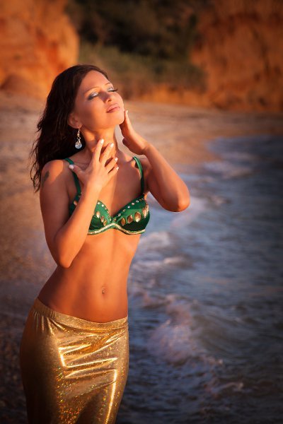 Блондинка в шляпе на море