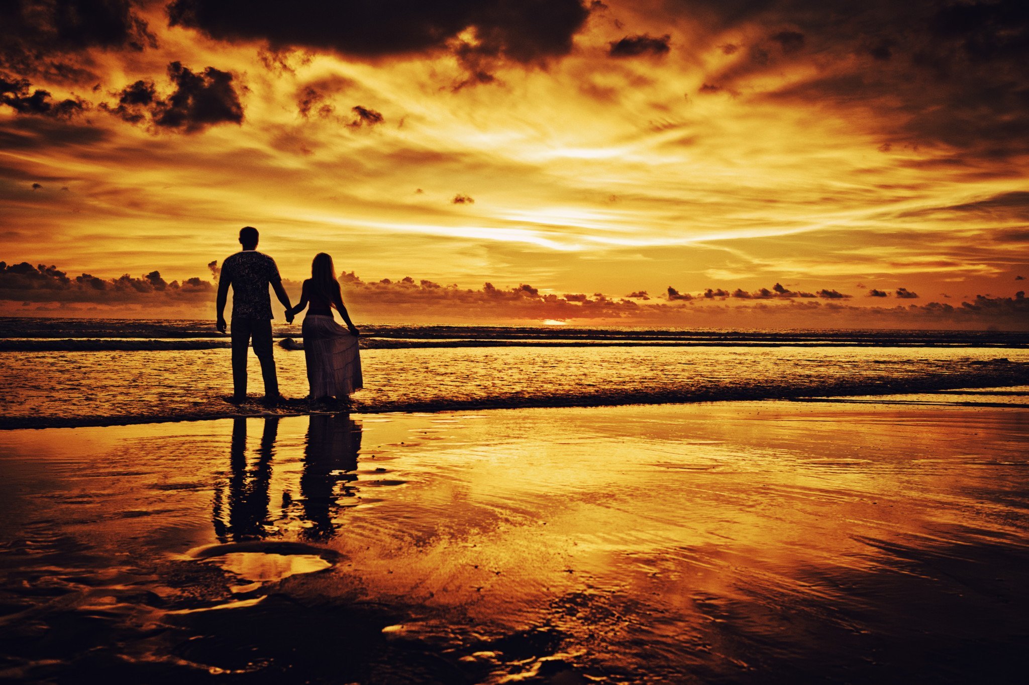 Двое. Двое на закате. Влюбленные на берегу моря. Пара на фоне заката. Двое на закате у моря.