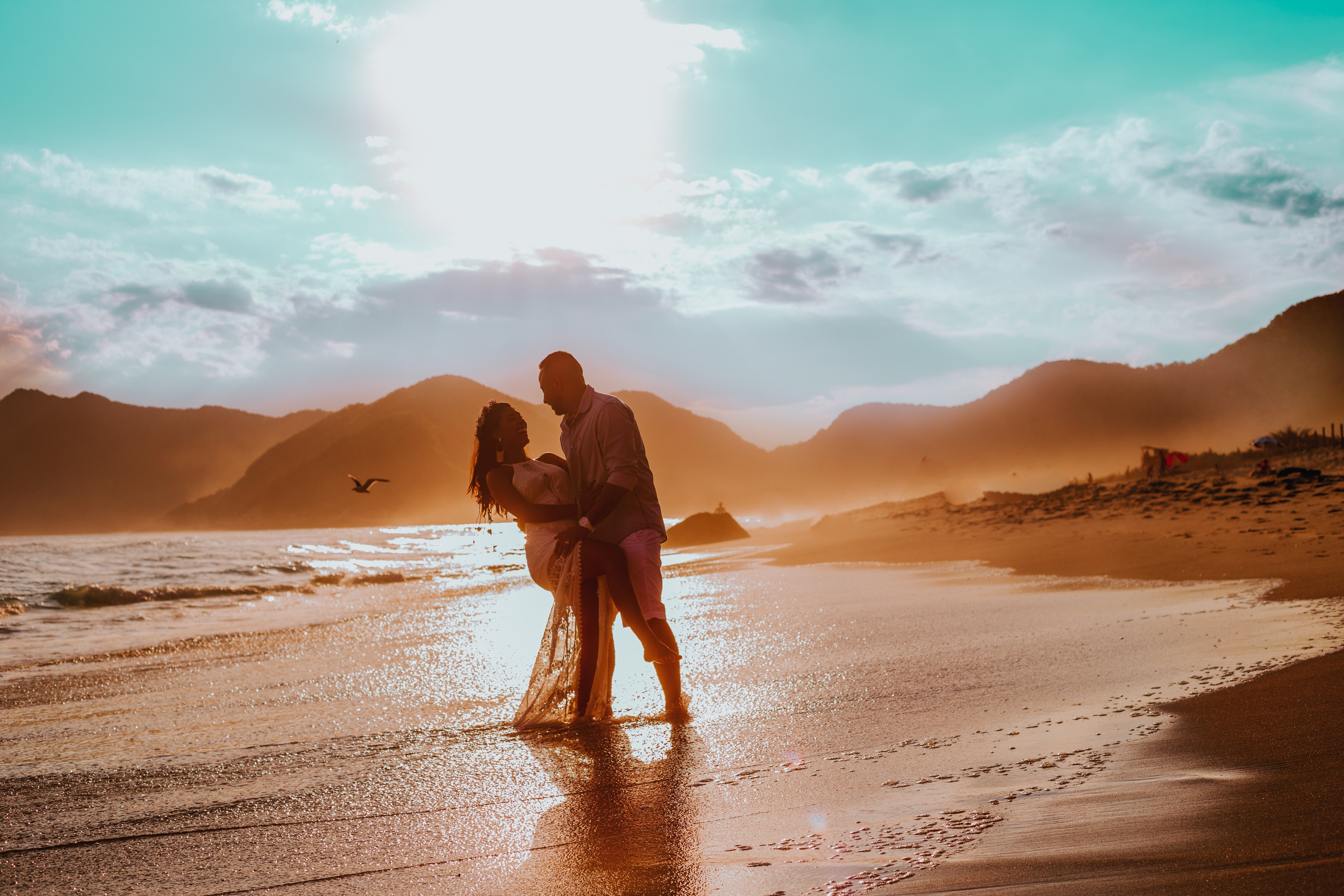 Пейзаж любви. Море любви. Мужчина и женщина в пустыне. Море пляж любовь. Влюбленные в пустыне.