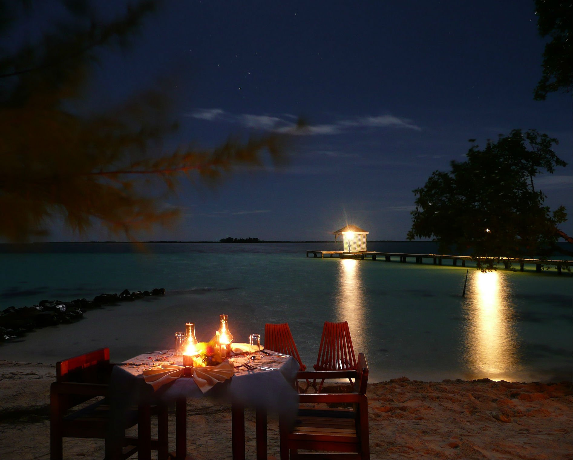 До самого позднего вечера. Ужин на берегу моря. Красивого вечера. Вечер на море. Романтический вечер.