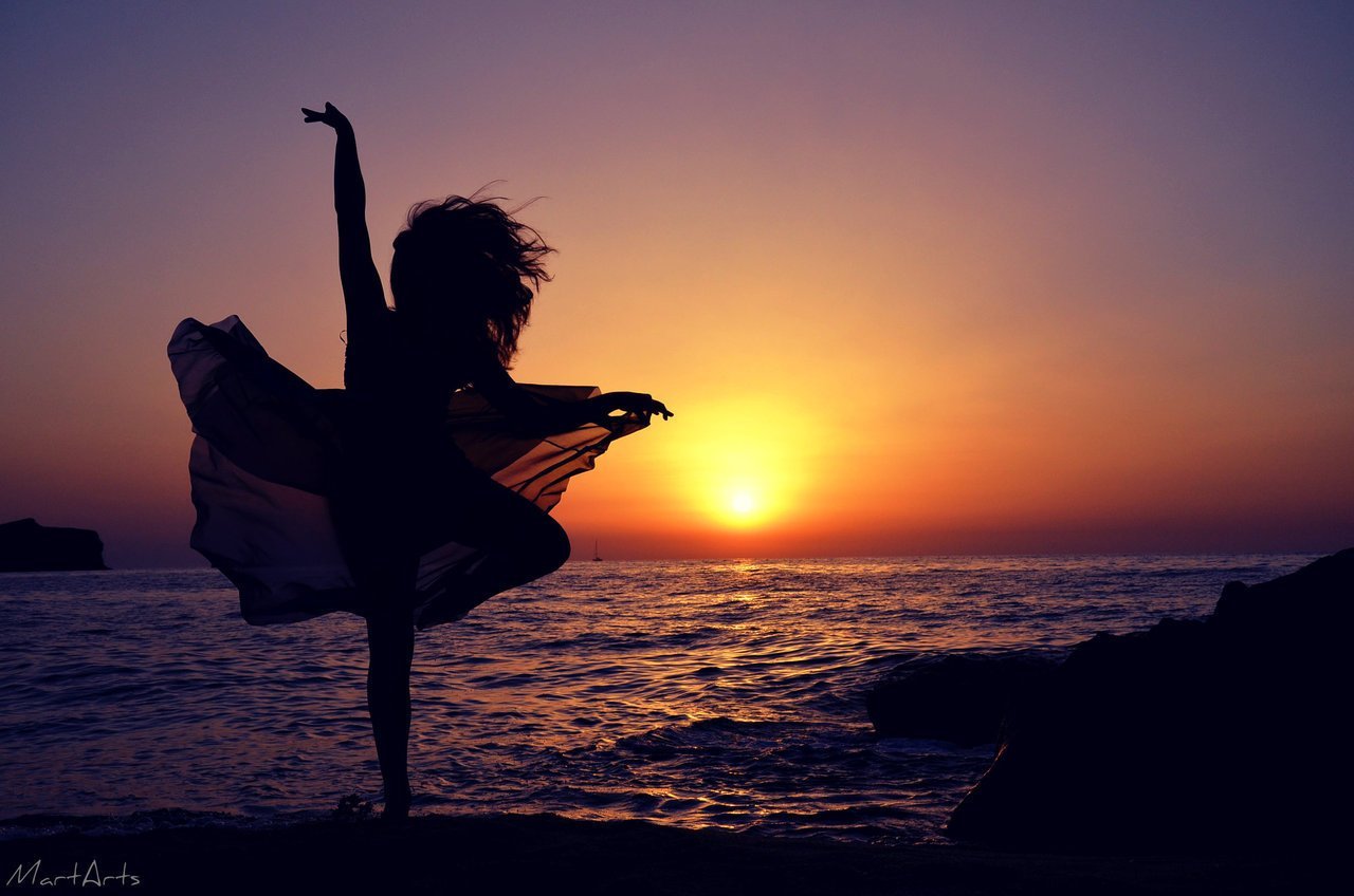 Танцы в закате. Танец на закате. Танцует на закате. Девушка танцует на закате. Танцующая девушка у моря.