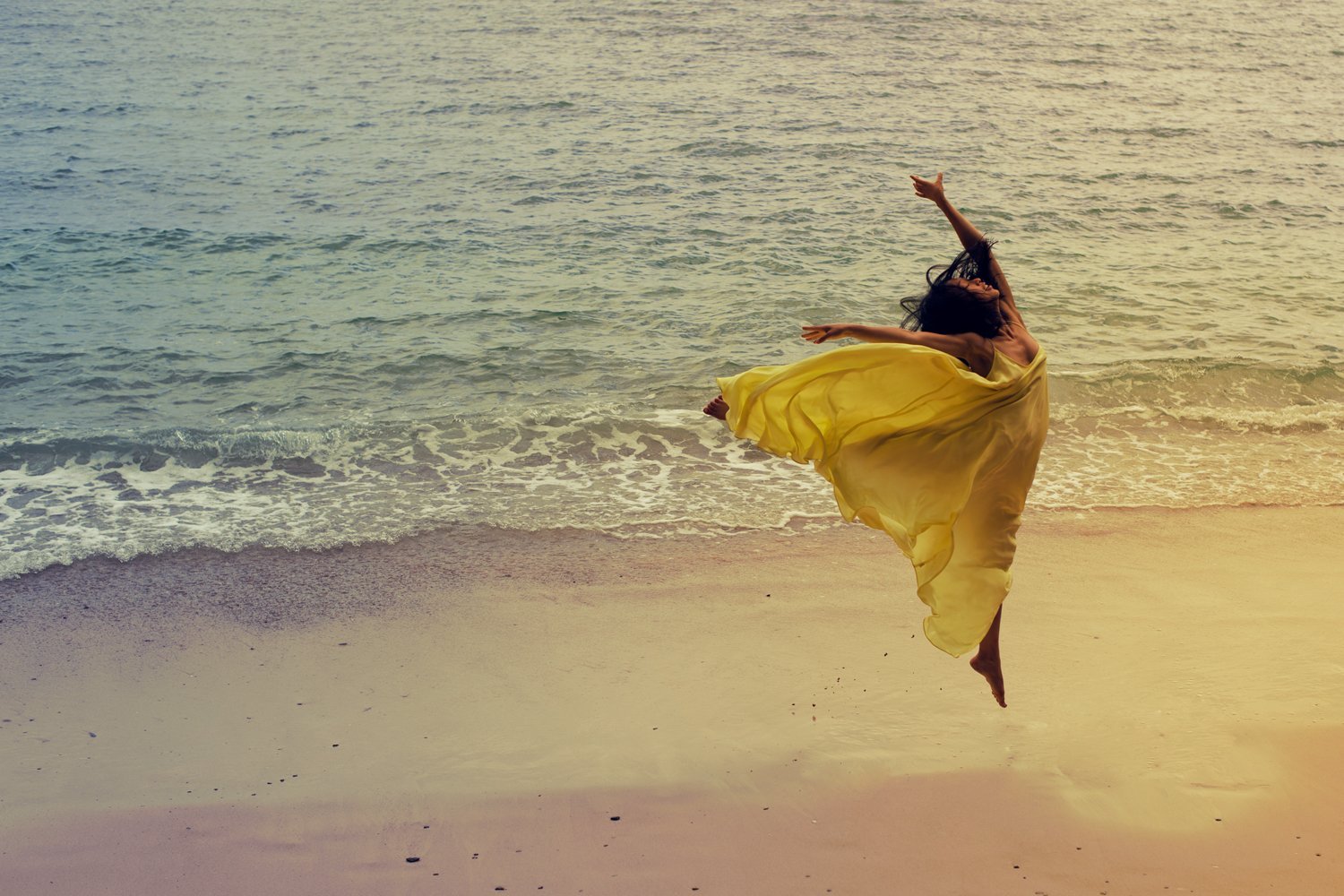 Пляшущие моря. Девушка танцует у моря. Танец океан. Танцующая девушка на берегу моря.