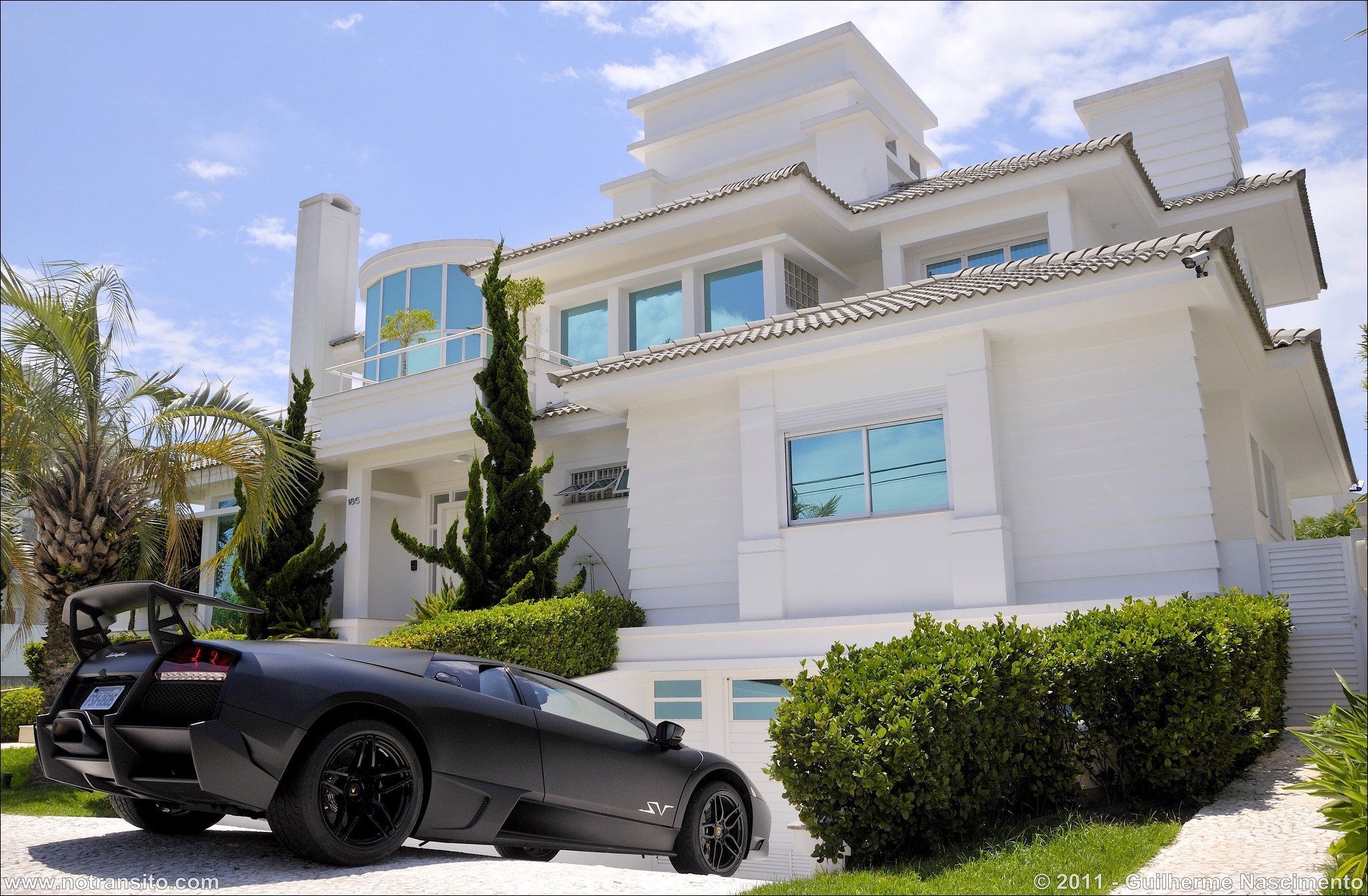 Мужчина машина квартира. Богатая жизнь. Богатый дом. Красивый дом с машиной. Роскошный особняк с машиной.