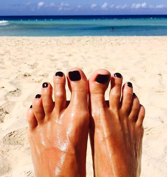 Пляжный педикюр красивый
