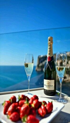 Шампанское с клубникой на берегу моря