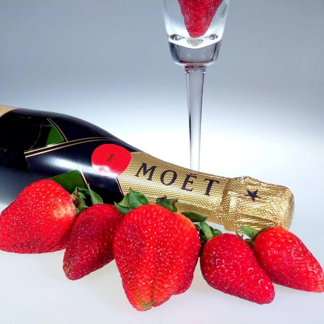 Maison strawberry champagne. Шампанское с клубникой. Шампанское с клубникой картинки. Бокал шампанского с клубникой. Цветы шампанское клубника.