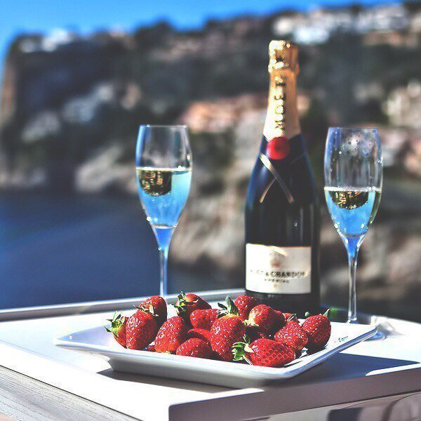 Бокал шампанского на море