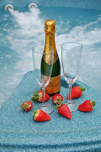 Шампанское с клубникой на берегу моря