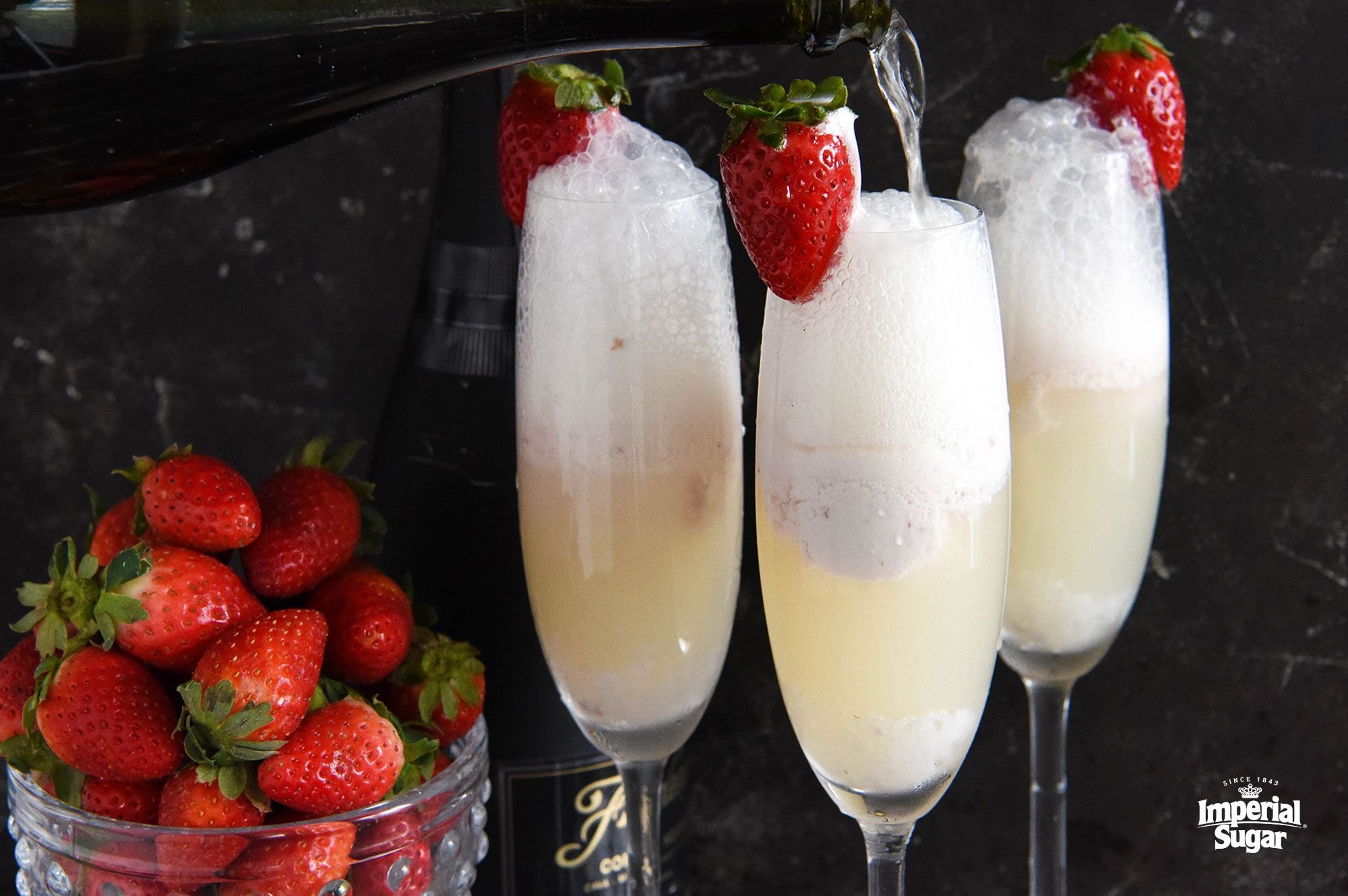 Maison strawberry champagne. Шампанское с клубникой. Бокал шампанского с клубникой. Шампанское с клубникой коктейль. Мороженое шампанское с клубникой.
