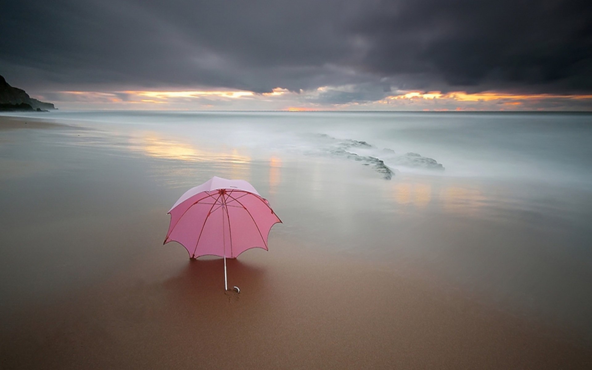 Rain beach. Зонтик на пляже. Зонт для пляжа. Зонт на море. Дождь на море.