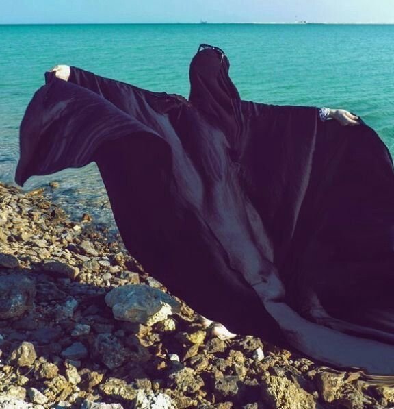 Мусульманка на море