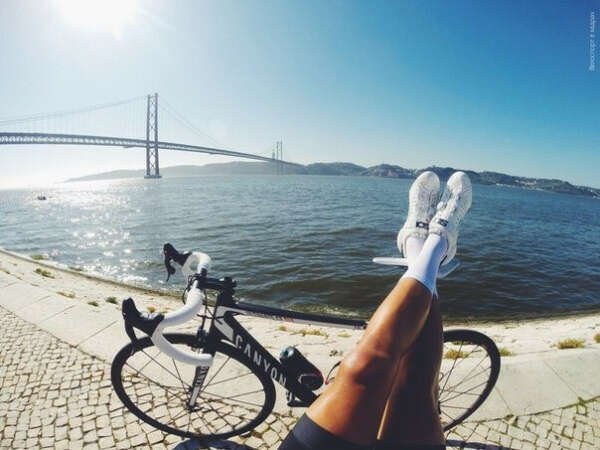 Велосипедист на море