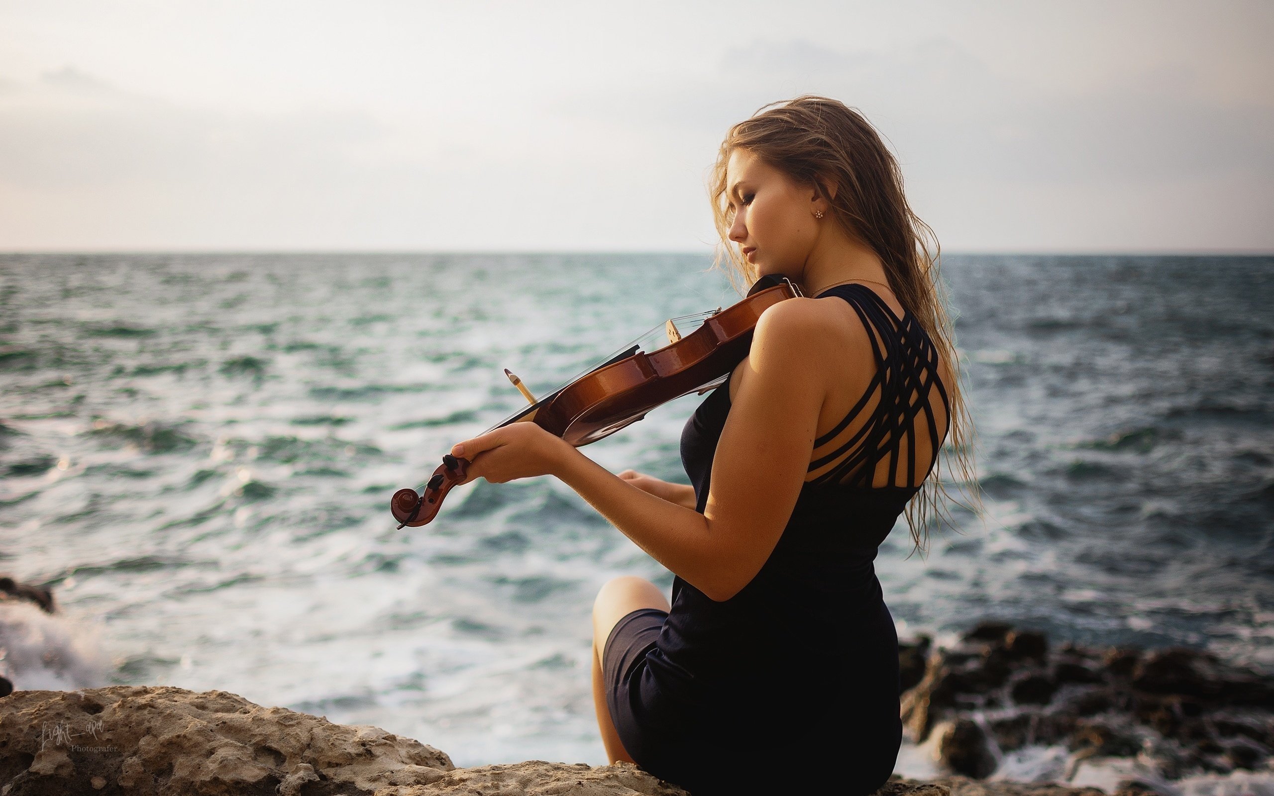 Музыка в современной обработке слушать. Скрипка и море. Девушки со скрипкой. Девушка скрипачка.
