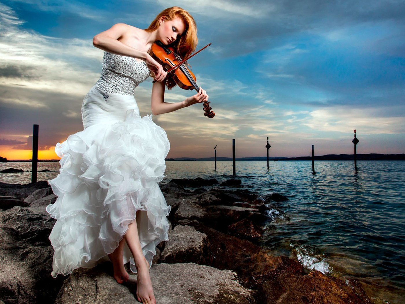 Девушка скрипачка. Фотосессия со скрипкой. Девушка в платье со скрипкой. Девушка скрипка море.