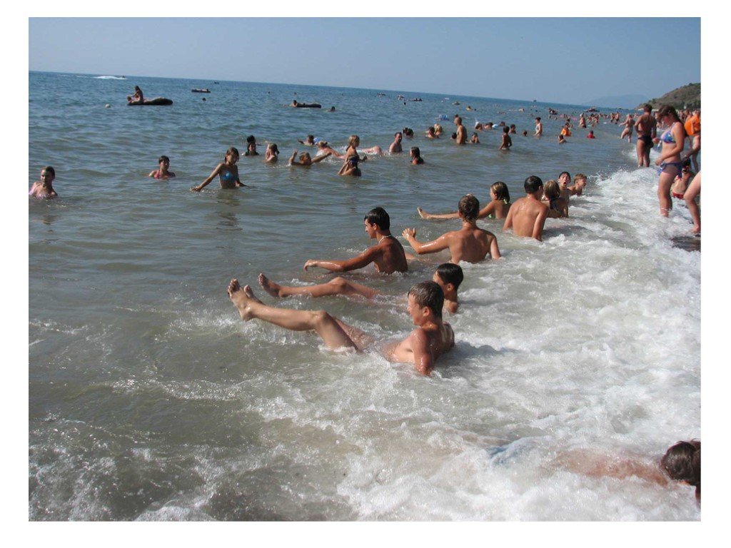 Черное море купания. Купание в море. На пляже купание. Купаются на пляже. Пляж люди купаются.