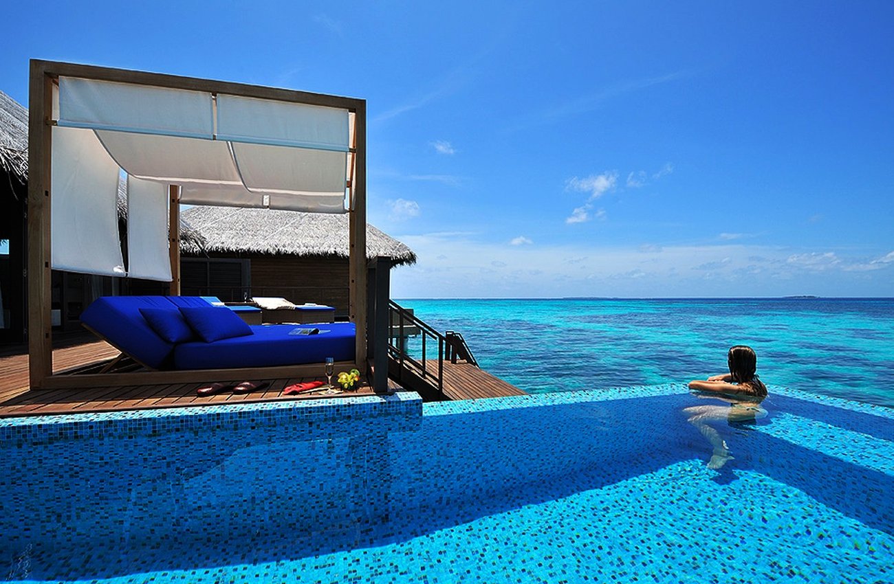 Отели рядом с морем. Coco bodu Hithi Maldives. Coco bodu Hithi Water Villa. Coco Palm bodu Hithi. Красивые бассейны на берегу моря.